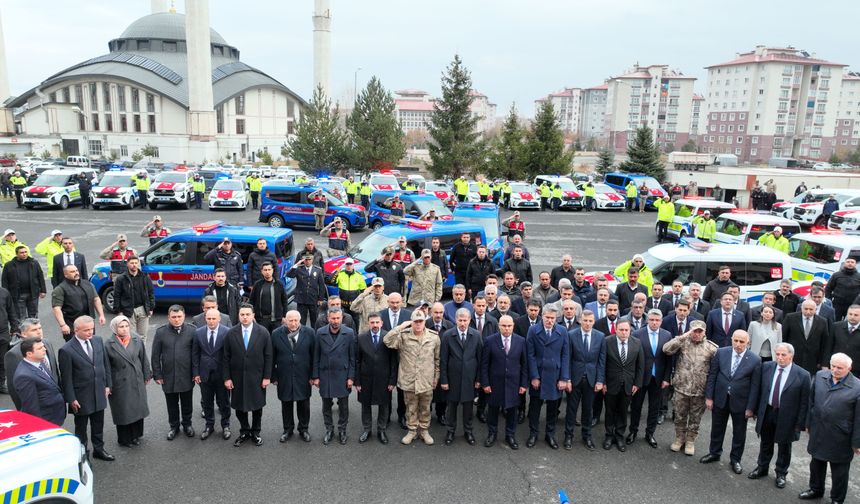 Ağrı'da emniyet ve jandarma teşkilatına teslim edilen 85 araç hizmete girdi