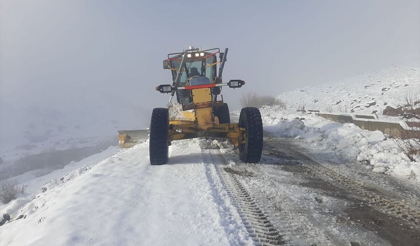 Ağrı'da kar nedeniyle kapanan köy yolları yapılan çalışmayla açıldı