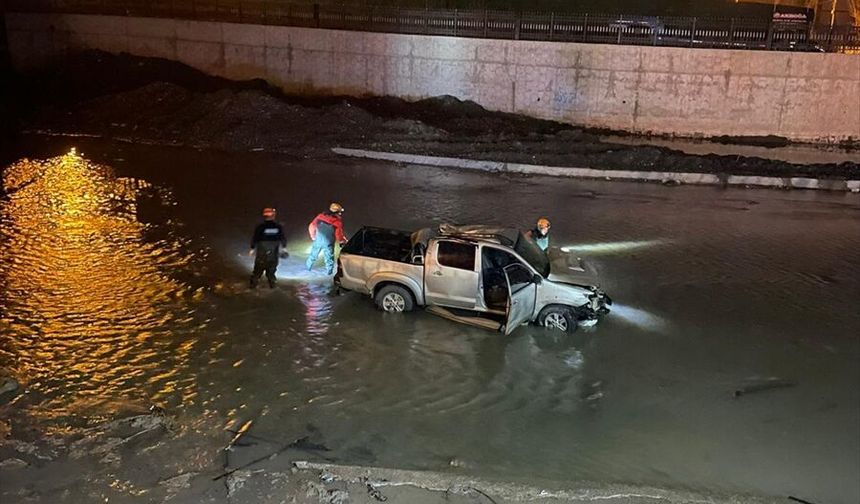 Ağrı'da nehre düşen pikaptaki 5'i düzensiz göçmen 7 kişi yaralandı