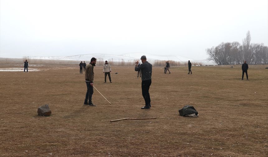Ağrılı gurbetçi gençler kışın, unutulan 'topa dara' oyunuyla stres atıyor