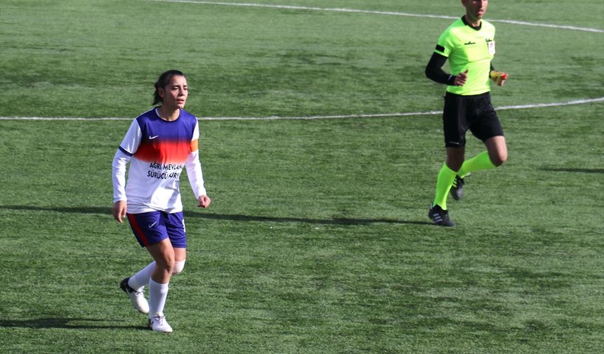 Kader öğretmen Ağrı'da kız öğrencilere okulda rehberlik sahada kaptanlık yapıyor