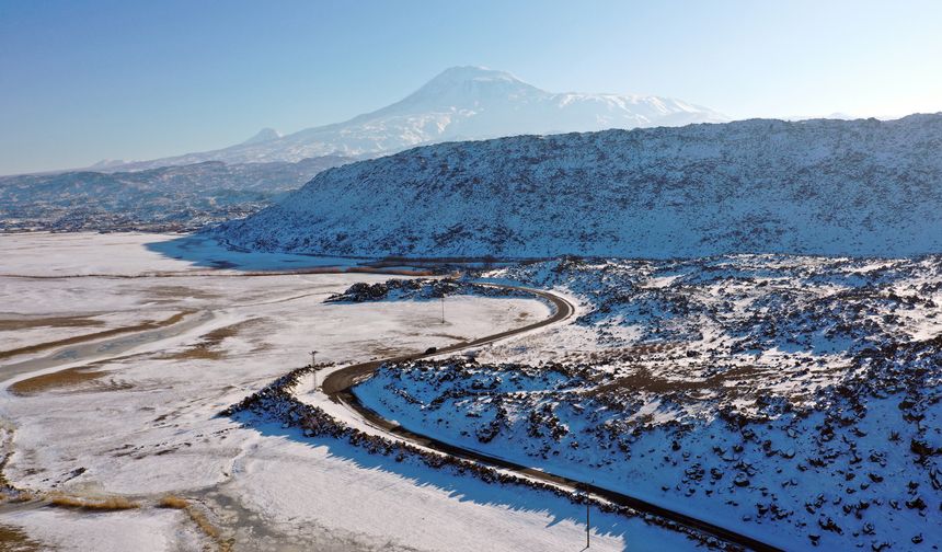 Ağrı Dağı'nın lavlarıyla oluşan kayalıklar kar yağışıyla beyaza büründü