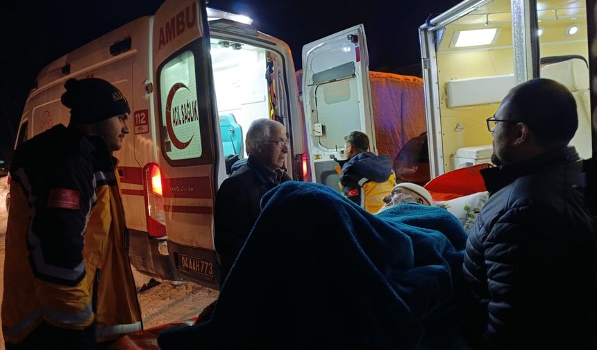 Ağrı'da ekipler, yolu kardan kapanan mezradaki hasta için seferber oldu