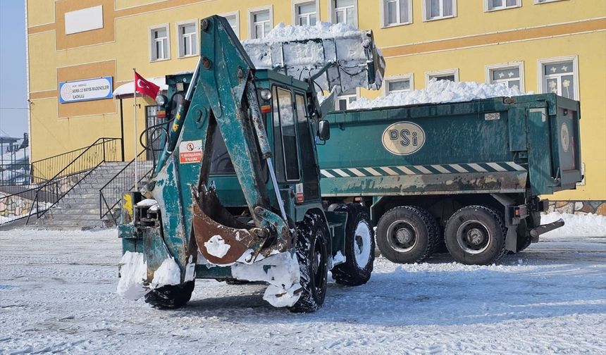 Ağrı'da kardan kapanan okulların ve kamu kurumlarının yolları açılıyor