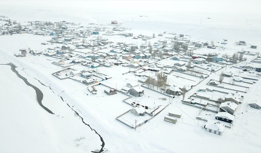 Ağrı'da karla kaplanan tek katlı evler dronla görüntülendi