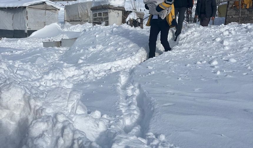 Ağrı'da mezrada doğumu başlayan kadın bebeğini sağlıkçıların yardımıyla dünyaya getirdi