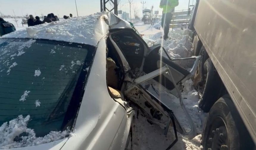 Ağrı'da tırla çarpışan otomobildeki biri ağır 3 kişi yaralandı