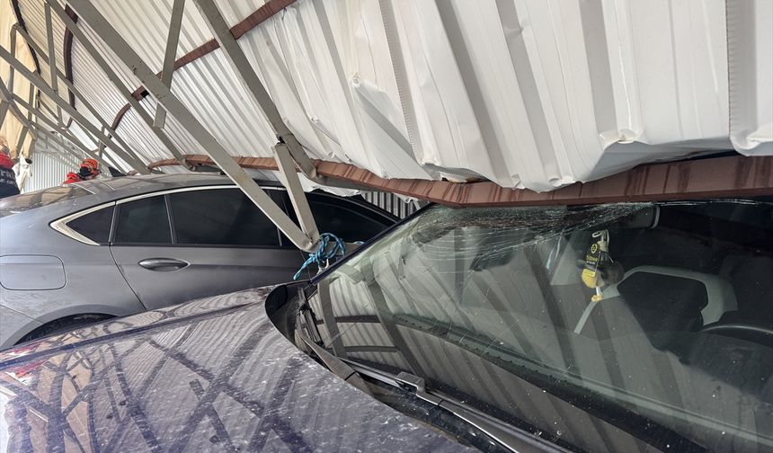 Ağrı'da üstünde kar biriken garajın çökmesi sonucu 3 araç zarar gördü