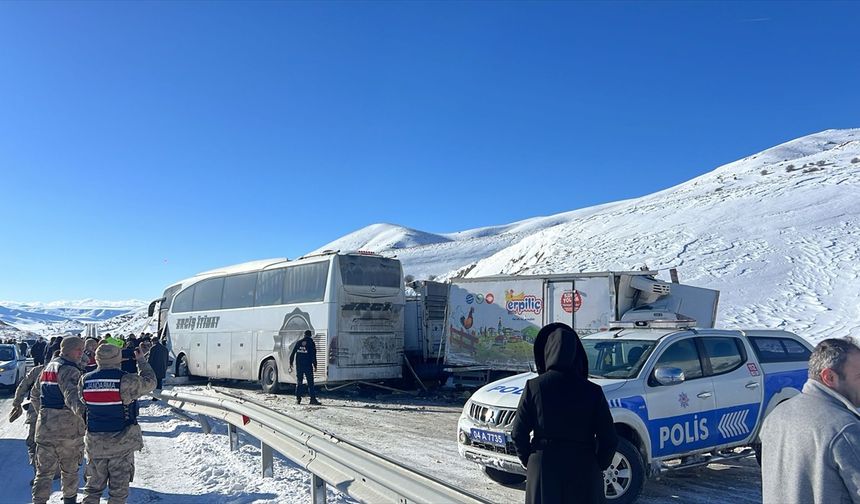 GÜNCELLEME - Ağrı'da otobüs ile kamyonetlerin karıştığı zincirleme kazada bir kişi öldü, 5 kişi yaralandı