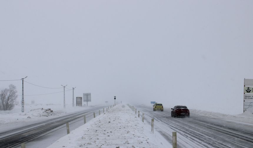 Kağızman-Ağrı kara yolu kar ve tipi nedeniyle yeniden ulaşıma kapatıldı