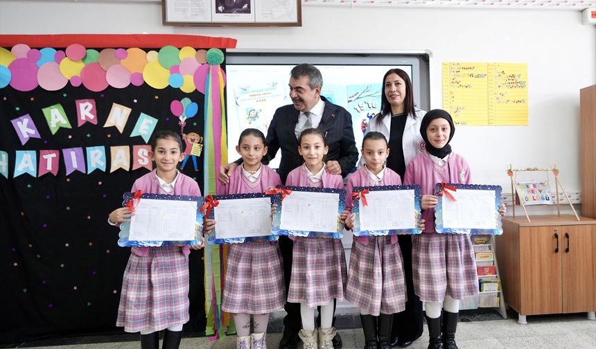 Milli Eğitim Bakanı Tekin, Ağrı'da öğrencilere karne dağıttı