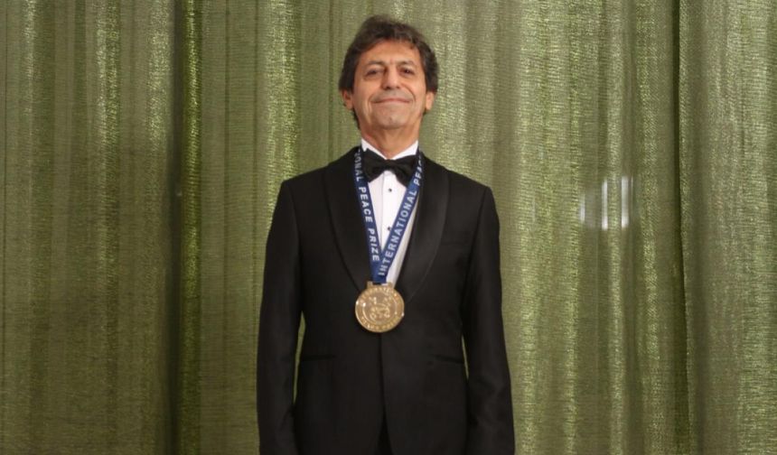 Dünyaca Ünlü Yazar Akif Manaf 2025 Yılı International Peace Prize Ödülü’nü Aldı
