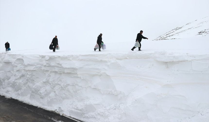 Ağrı-Kağızman kara yolu, kar kalınlığının 5 metreyi bulduğu bölgede ulaşıma açıldı