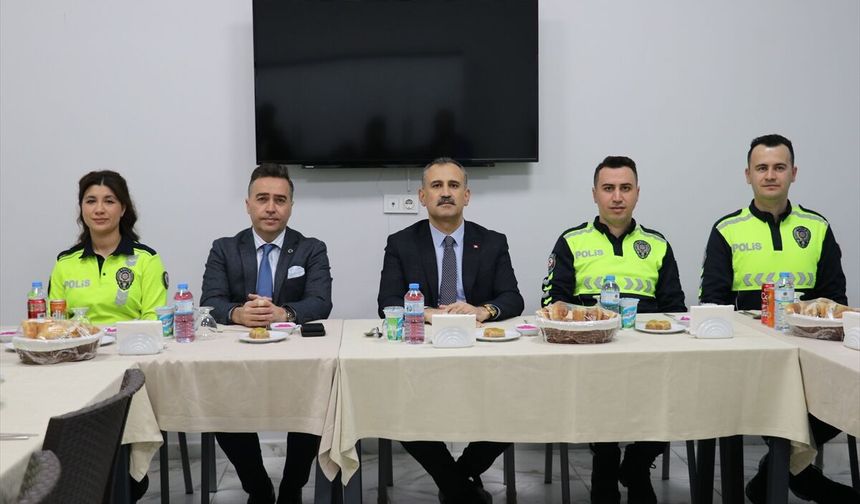 Ağrı Valisi Bozkurt, zorlu kış koşullarında denetim yapan trafik polisleriyle iftar yaptı