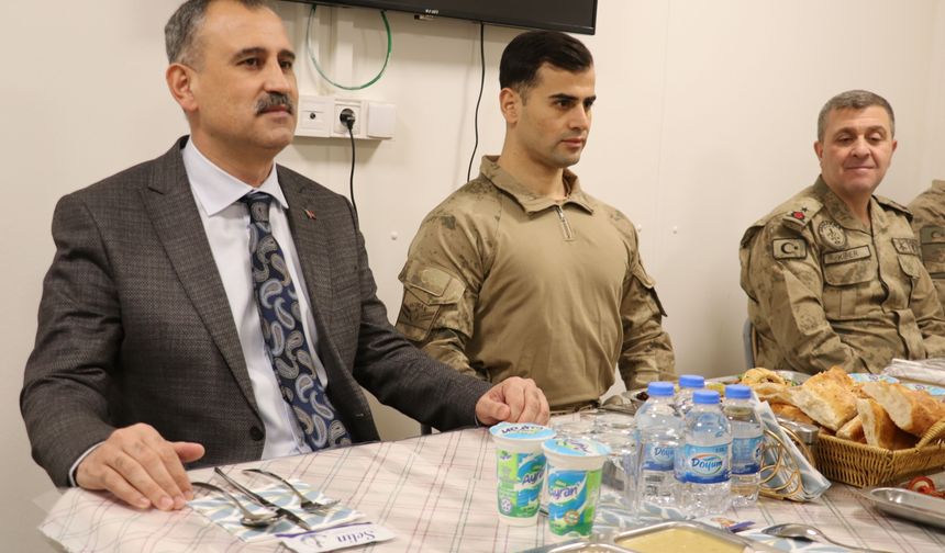 Ağrı Valisi Önder Bozkurt, Ağrı Dağı eteklerindeki üs bölgesinde komandolarla iftar yaptı: