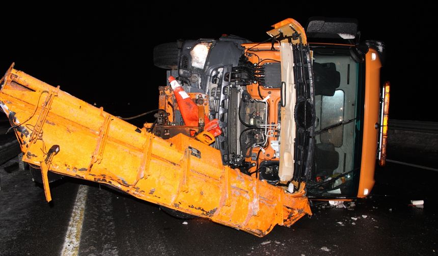 Ağrı'da devrilen kar küreme ve tuzlama aracındaki işçi yaralandı