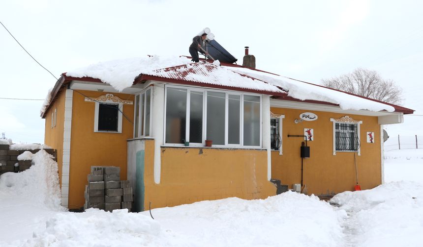 Ağrı'da evler karla kaplandı, Kars'ta öğrenciler oyunlarla eğlendi