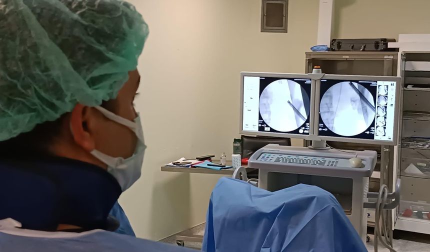 Ağrı'da hastanın böbreğindeki taşlar 295 parça halinde başarıyla çıkarıldı