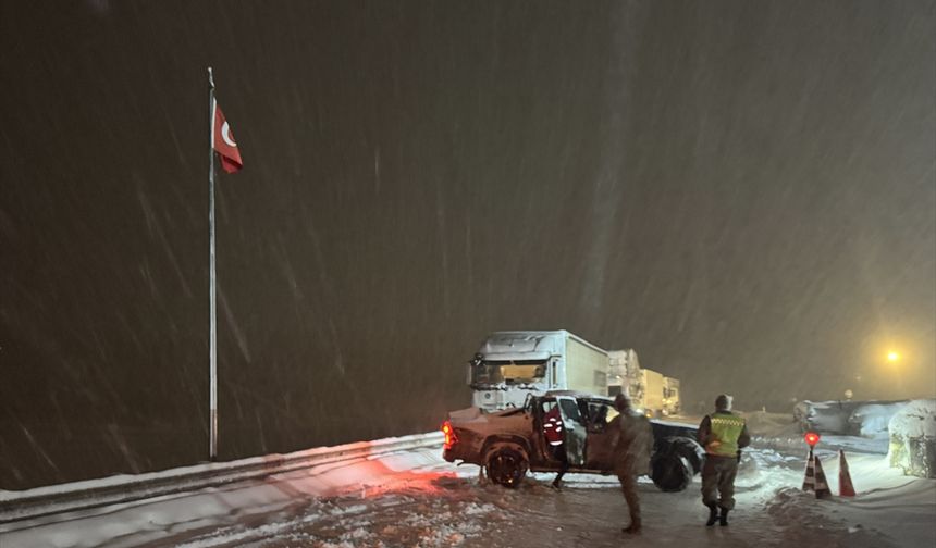 Ağrı'da kar ve tipi ulaşımı aksatıyor