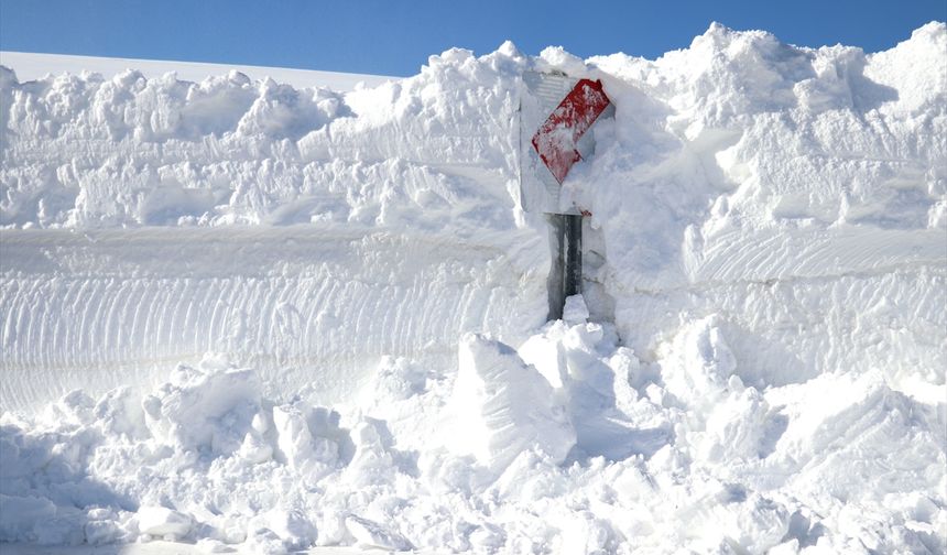 'Kar kaplanları', Ağrı-Kağızman kara yolunda metrelerce yükseklikteki karla mücadele ediyor