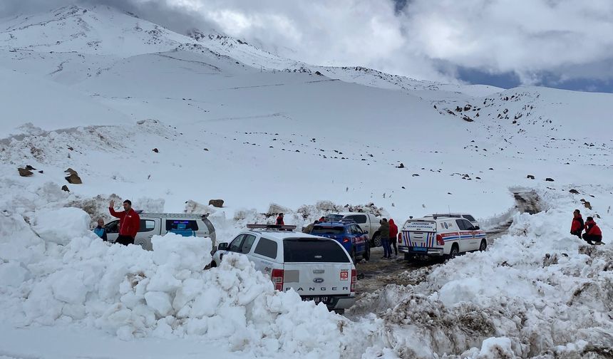 Ağrı Dağı'nda haber alınamayan kadın dağcı için arama çalışması başlatıldı
