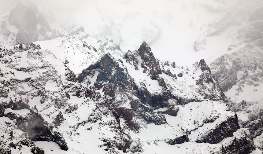 Ağrı Dağı'ndaki Cehennem Vadisi karla kaplandı