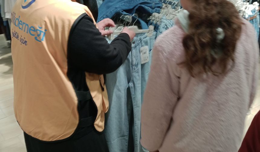 Ağrı'da hayırseverlerin desteğiyle çocuklara bayramlık kıyafet hediye edildi