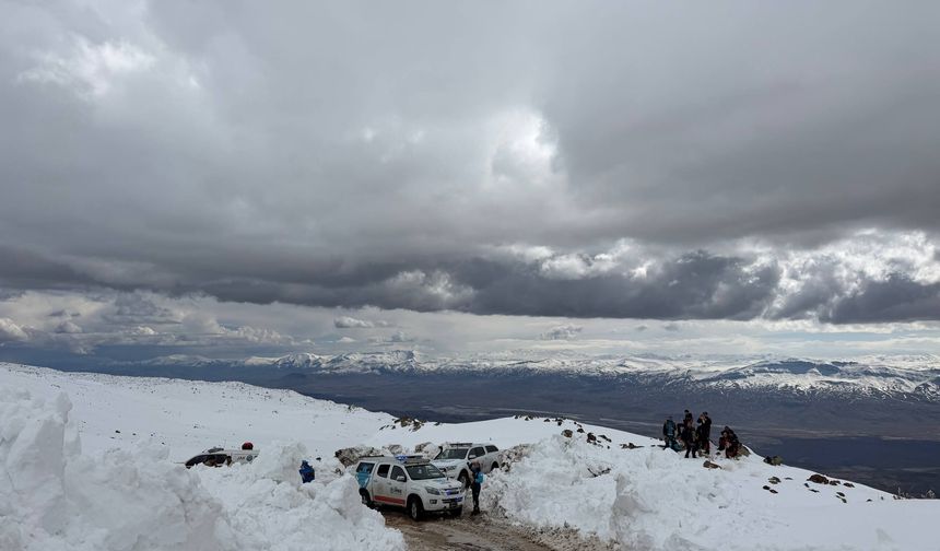 GÜNCELLEME - Ağrı Dağı'nda haber alınamayan kadın dağcı için arama çalışması başlatıldı