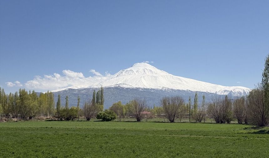 Ağrı Dağı yeniden beyaza büründü