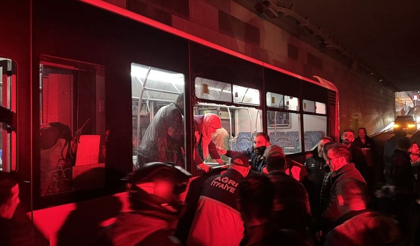 Ağrı'da duvara çarpan belediye otobüsündeki yolcular cam kırılarak tahliye edildi