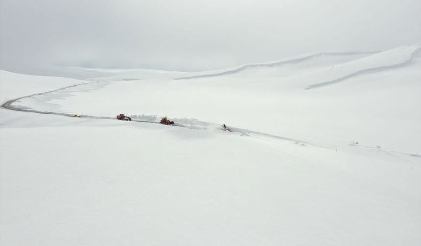 Ağrı'da ekipler nisan ortasında yoğun karla mücadele çalışması yürütüyor