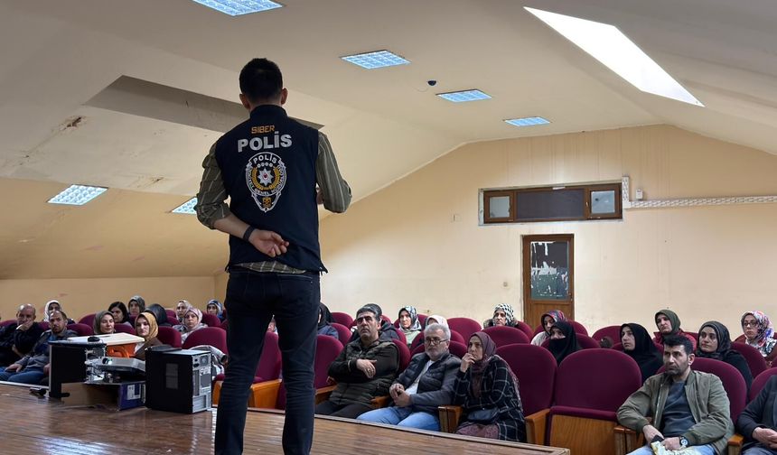 Ağrı'da öğrenci ve velilere siber suçlar ile dijital bağımlılık eğitimi verildi