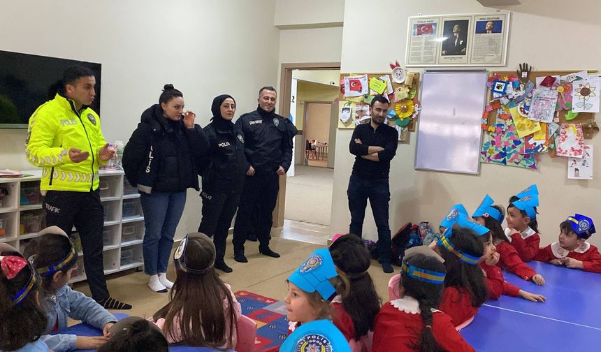 Ağrı'da polis ekipleri minik öğrencilerin misafiri oldu