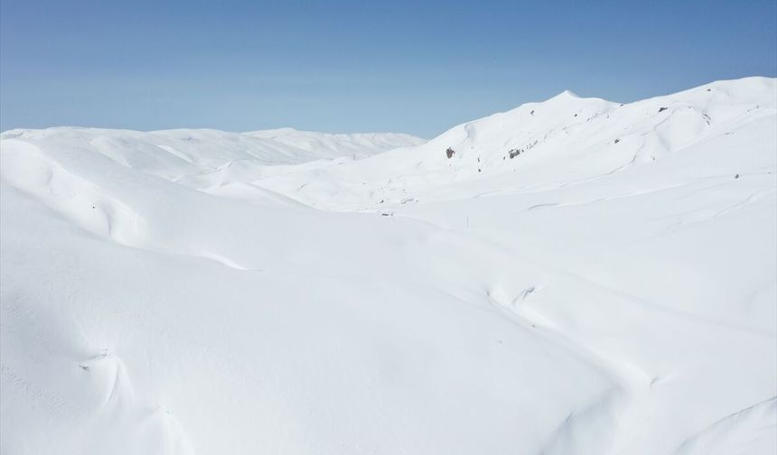 Ağrı'daki dağların karla kaplı dorukları görsel şölen sunuyor
