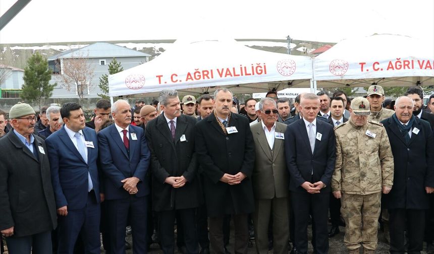 Şehit infaz koruma memuru Yiğit, Ağrı'da mezarı başında anıldı