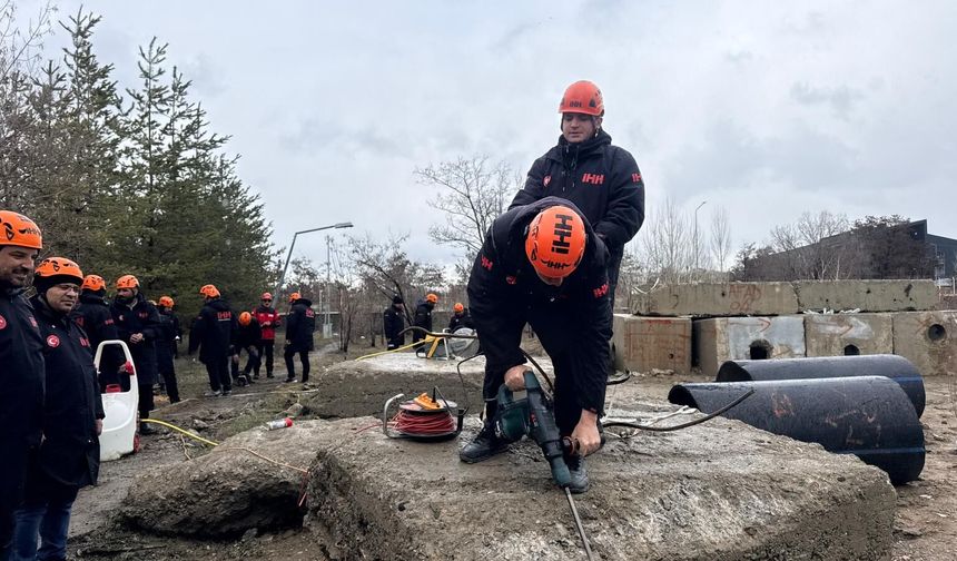 AĞRI’DA HAYAT KURTARACAK GÖNÜLLÜLER YETİŞİYOR