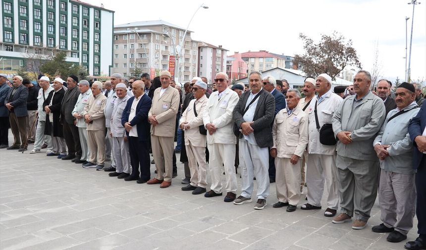 Ağrı'da hacı adayları dualarla kutsal topraklara uğurlandı