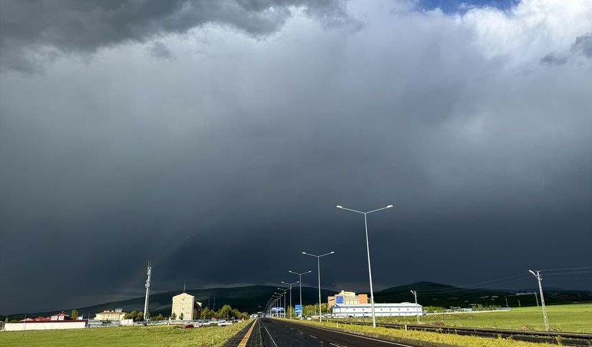 Ardahan ve Ağrı'da sağanak ve dolu etkili oldu