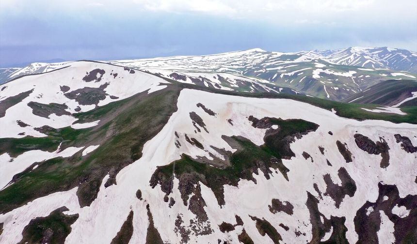 Ağrı'da 3 bin rakımlı dağlarda yaz ve kış bir arada yaşanıyor
