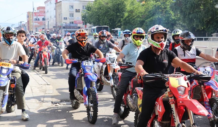 Ağrı'da enduro sporcularının akrobasi gösterisi ilgiyle izlendi