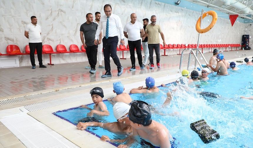 Ağrı'da 'Yüzme Bilmeyen Kalmasın' projesiyle çocuklar yüzme öğreniyor