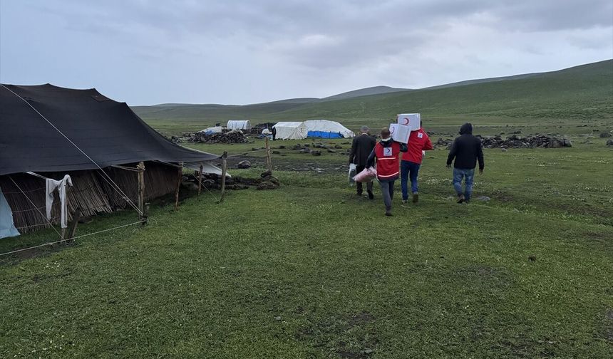 Ağrı'daki yaylada selden etkilenen göçerlere yardım ulaştırıldı