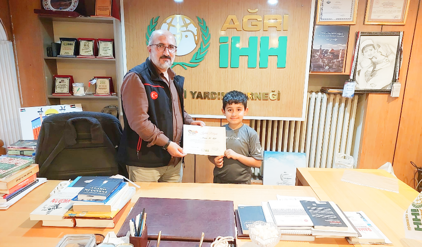 Ağrı İHH'ye Harçlıklarını Bağışlayan Musab Ali'ye "İyilik Belgesi"