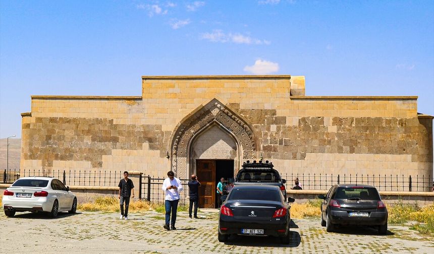 Ağrı Dağı'nın eteğinde yaklaşık 800 yıllık kervansaray turistleri ağırlıyor