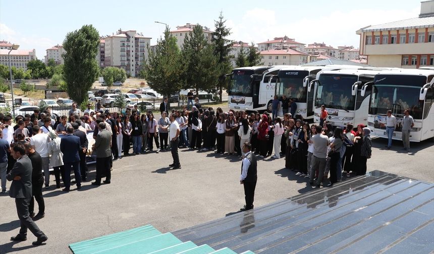Ağrı'da gençler tarih yolculuğu için Çanakkale'ye uğurlandı