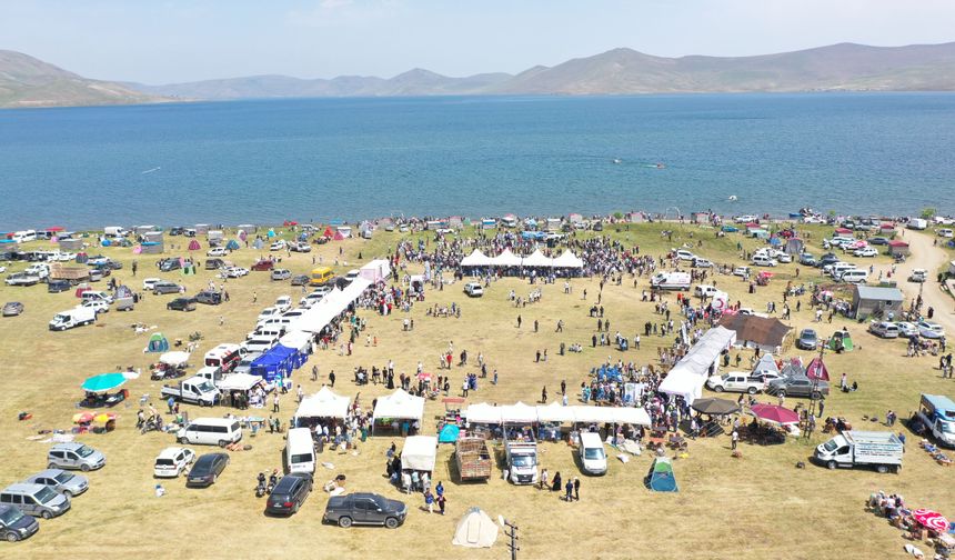 Ağrı'nın doğa harikası Balık Gölü'nde binlerce kişinin katılımıyla şenlik yapıldı